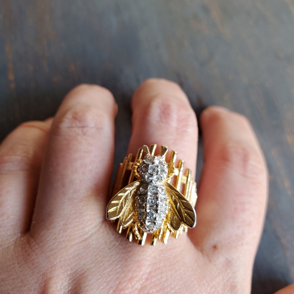 Vintage 18kt Brutalist Honeybee Ring